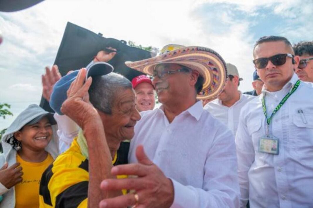 Presidente Petro entrega tierras a campesinos de Montes de María